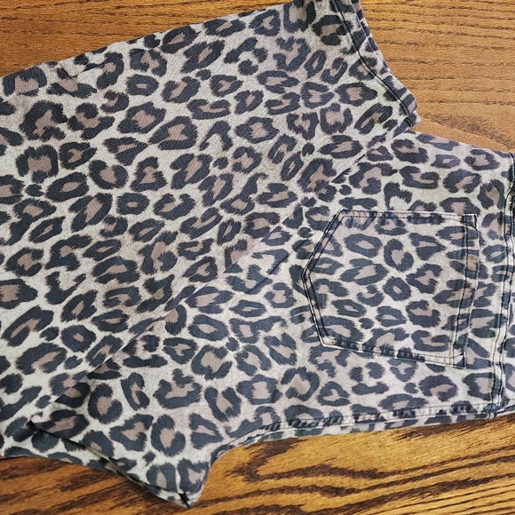 ❤️SOLD!❤️ Leopard jeans, with tags - Picture 5 of 5
